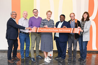 Gruppenbild internatioanler Gäste an der Fachhochschule Dortmund. Von links nach rechts: Prof. Dr Vinod Rjamani, Prof. Dr. Jörg Thiem, Prof. Dr. Stephan Weyers, Prof. Dr. Tamara Appel, Prof. Nataraj (R.V. College of Engineering) Prof. Dr. Franz Vogler, Dr. Ramona Schröpf__Group picture of international guests at Dortmund University of Applied Sciences and Arts. From left to right: Prof. Dr. Vinod Rjamani, Prof. Dr. Jörg Thiem, Prof. Dr. Stephan Weyers, Prof. Dr. Tamara Appel, Prof. Nataraj (R.V. College of Engineering) Prof. Dr. Franz Vogler, Dr. Ramona Schröpf.