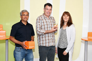 Gruppenbild internationaler Gäste an der Fachhochschule Dortmund. Von links nach rechts: Prof. Dr. Vinod Rajamani, Prof. Dr. Aaron Brown (MSU Denver), Dr. Ramona Schröpf__Group picture of international guests at Dortmund University of Applied Sciences and Arts. From left to right: Prof. Dr. Vinod Rajamani, Prof. Dr. Aaron Brown (MSU Denver), Dr. Ramona Schröpf