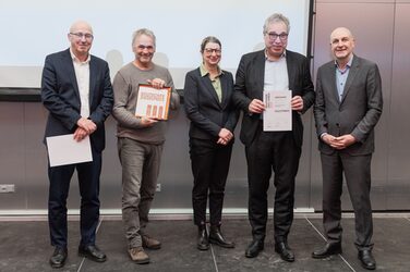 Prof. Jost Haberland als zweite Person von rechts bei der Urkunden-Übergabe auf der Bühne des Deutschen Ziegelpreises 2024.