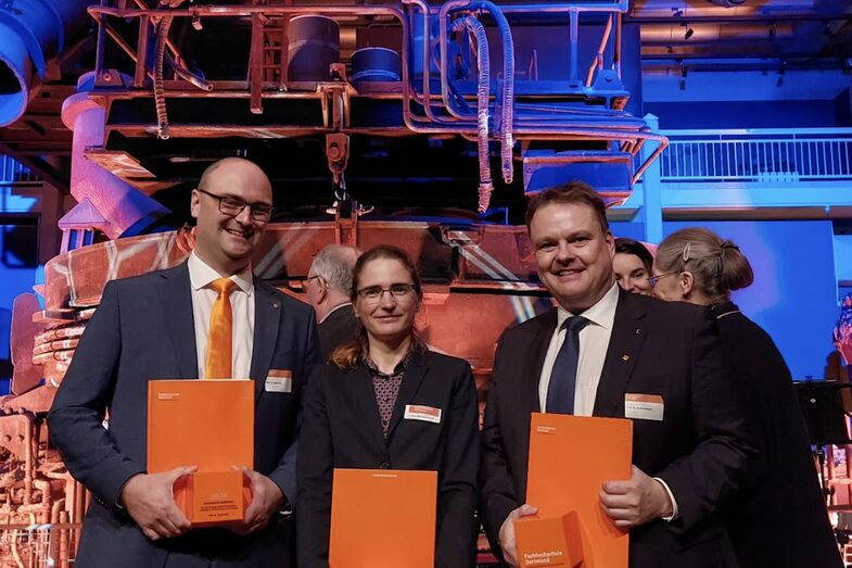 Die Preisträger*in des Forschungs- & Lehrpreises 2024 im Gebäude der DASA: Prof. Dr. Martin Kiel (links), Prof. Dr. Simone Arnold (mitte) und Prof. Dr. Stefan Kempen (rechts).