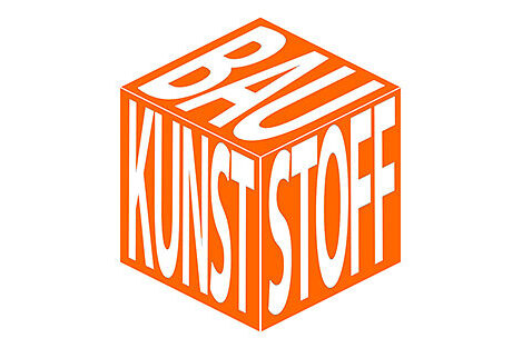 Logo of the Baukunststoff project in the form of an orange cube with the inscription Bau-Kunst-Stoff.