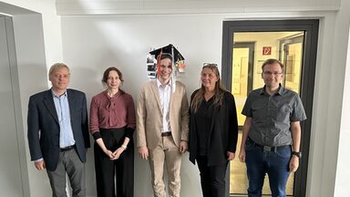 Jonas Sorgalla und die Promotionskomission nach der erfolgreichen Verteidigung seiner Dissertation.