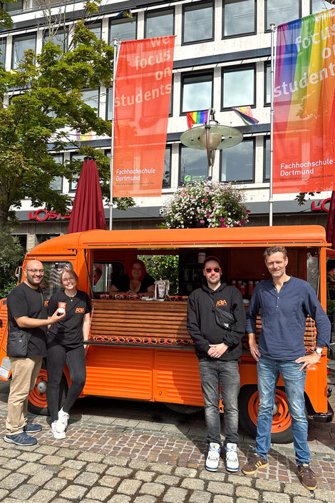 Über dem HY weht eine FH-Regenbogen-Fahne mit dem Slogan "We focus on students".