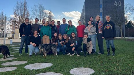 Gruppenbild der Teilnehmenden der Fall School 2024 auf dem Campus an der Emil-Figge-Straße