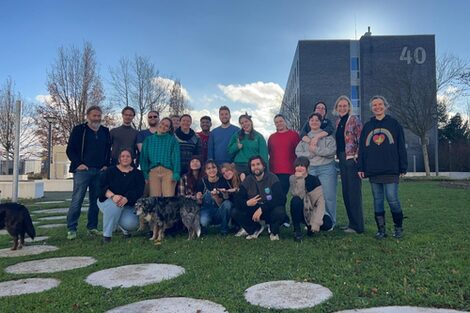 Gruppenbild der Teilnehmenden der Fall School 2024 auf dem Campus an der Emil-Figge-Straße