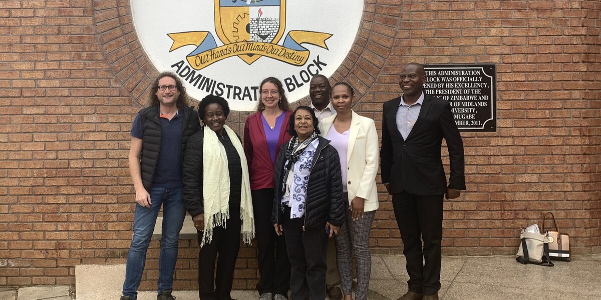 Gruppenbild vor der Midlands State University in Simbabwe