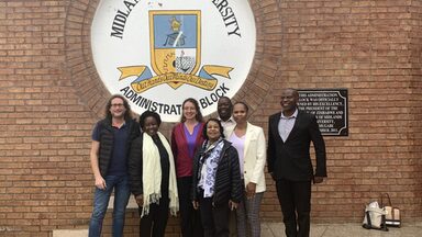 Gruppenbild vor der Midlands State University in Simbabwe