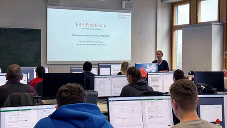 Schüler*innen arbeiten beim ERP-Praktikum an den Rechnern im Rechnerpool