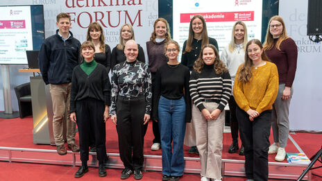 Gruppenfotos der Preisträgerinnen der auf der Bühne der Messeakademie 2024.