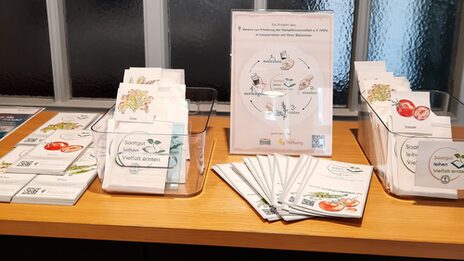 Foto der Saatgutbibliothek mit Informationsflyern__Photo of the seed library with information leaflets