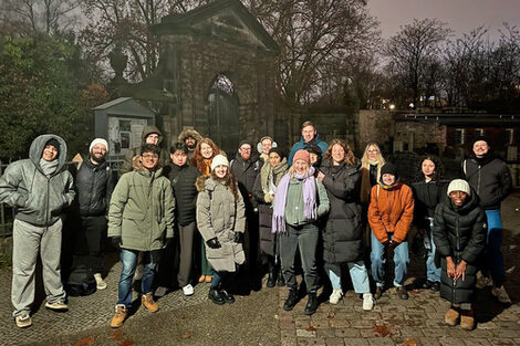 Ein Gruppenbild von Menschen, die draußen stehen.