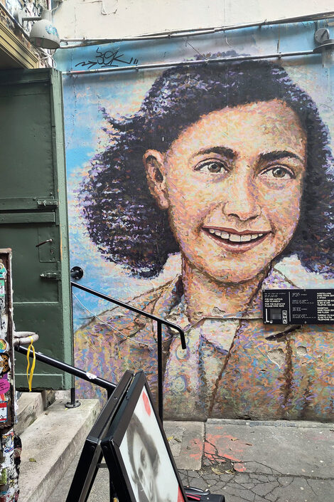 Ein Graffiti-Porträt von Anne Frank