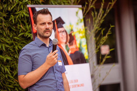 Dr. Sven Becker at the summer party as winner of the Promotion Prize 2024