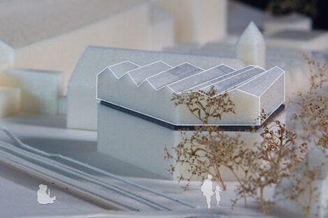 Architekturmodell mit Fokus auf den neuen Baukörper mit unterschiedlich geneigten Satteldächern