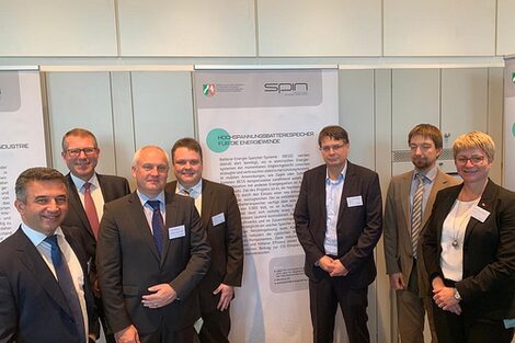 Group picture with seven people in front of a presentation stand of the kV-Batt project. Prof. Dr. Andrea Kienle and Prof. Dr. Stefan Kempen with other cooperation partners of Siemens AG Mühlheim Ruhr.